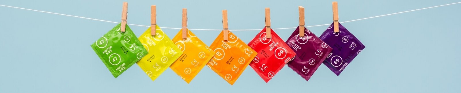 7 קונדומים מיסטר סייז על חבל הכביסה